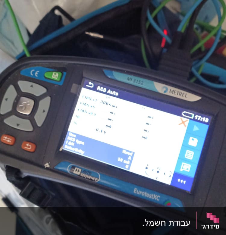 מכשיר בדיקה חשמלי עם מסך ותצוגה דיגיטלית